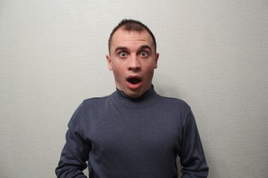 Farklı duygular ifade adam