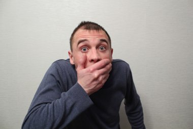 Genç adam duyguları ifade etme