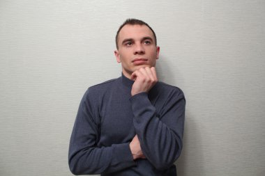 Genç adam duyguları ifade etme