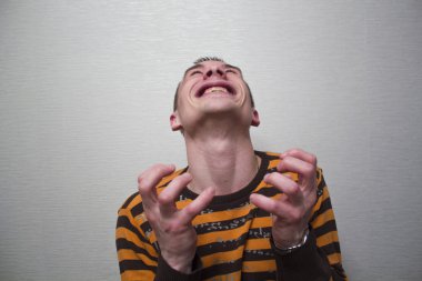 Genç adam duyguları ifade etme