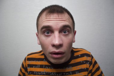 Genç adam duyguları ifade etme