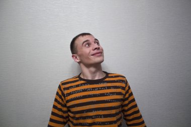 Genç adam duyguları ifade etme