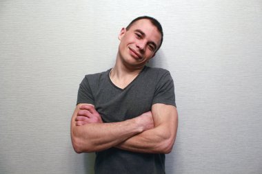 Genç adam duyguları ifade etme