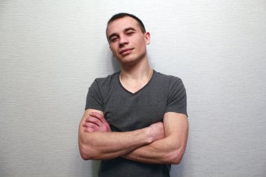 Genç adam duyguları ifade etme