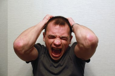 Genç adam duyguları ifade etme