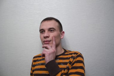 Genç adam duyguları ifade etme