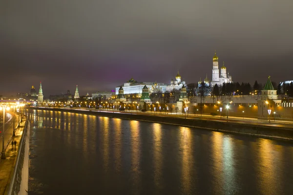 Nattpanoramaet av Kreml vegger og – stockfoto