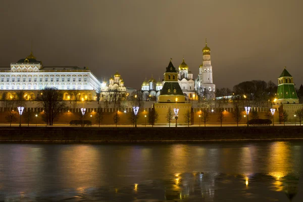 O panorama noturno das muralhas do Kremlin e — Fotografia de Stock