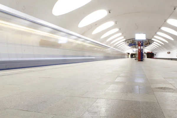 Tåg i Moskva tunnelbana — Stockfoto