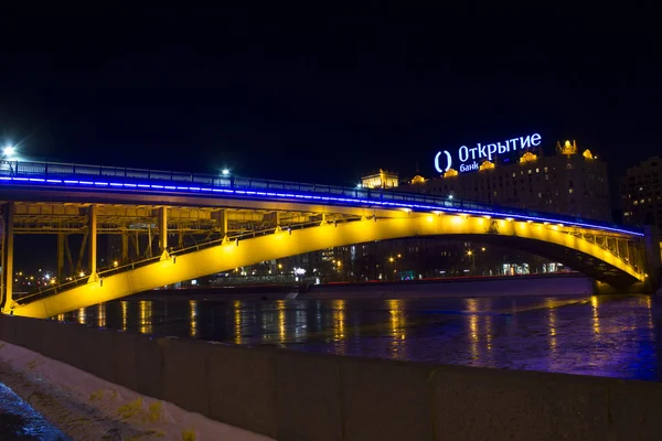 Straße und U-Bahn-Brücke über den Fluss Moskau — Stockfoto