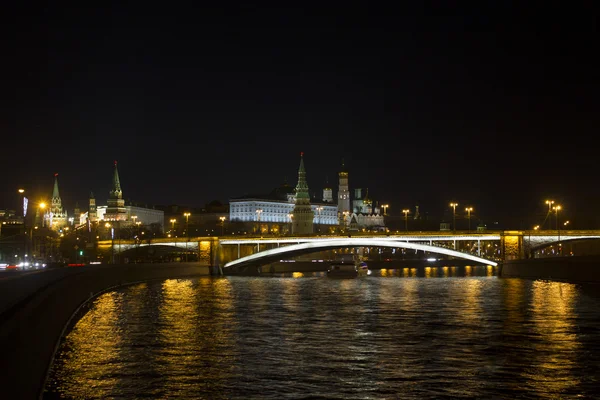 Çarpıcı panoramik gece görünümü Moskova Kremlin, Rusya Federasyonu — Stok fotoğraf