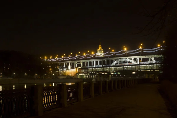 Ponte della metropolitana Luzhnetsky, Università statale di Mosca, panorama di Mosca, Russia — Foto Stock