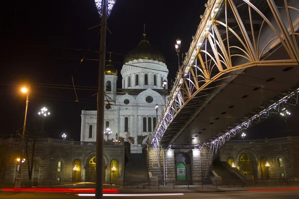 The Cathedral Of Christ The Savior at night. Moscow and Patriarchal bridge at night illuminations. — Stock Photo, Image