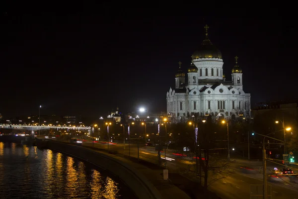 A Catedral de Cristo Salvador à noite. Moscou e ponte Patriarcal em iluminações noturnas . — Fotografia de Stock