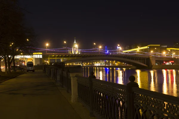 Große krasnokholmskiy Brücke. Moskau. Russland. — Stockfoto