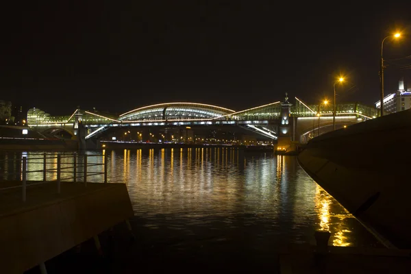 The Bogdan Khmelnitsky bridge at night, Moscow — Stock Photo, Image