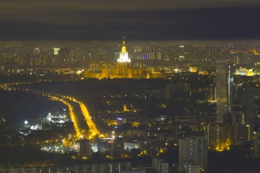 Moskova görünümünden bir gökdelen ve binaların çatısı