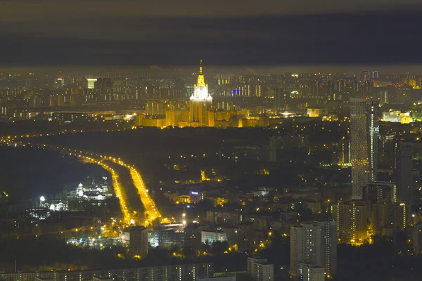 Видом Москви з даху хмарочоса і будівель — стокове фото