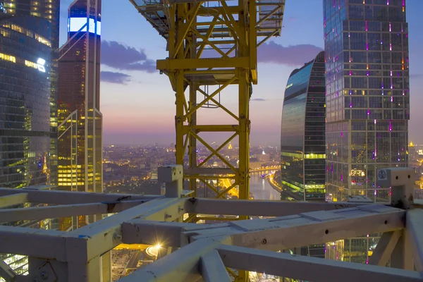 Blick auf Moskau vom Dach eines Wolkenkratzers und von Gebäuden — Stockfoto