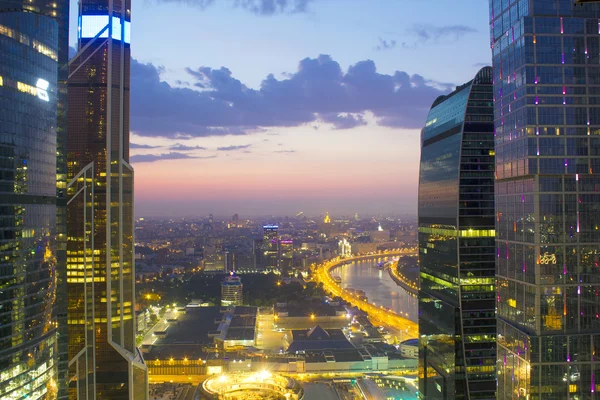 Blick auf Moskau vom Dach eines Wolkenkratzers und von Gebäuden — Stockfoto