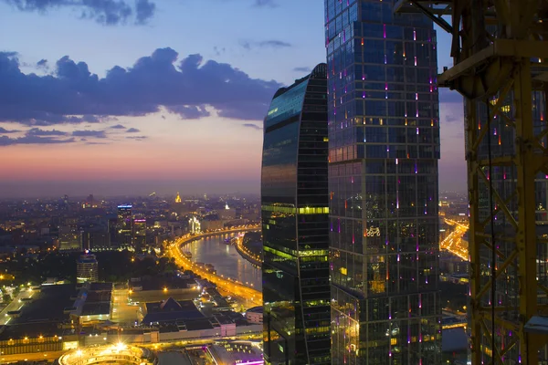 Blick auf Moskau vom Dach eines Wolkenkratzers und von Gebäuden — Stockfoto