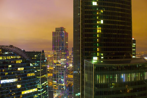 Blick auf Moskau vom Dach eines Wolkenkratzers und von Gebäuden — Stockfoto