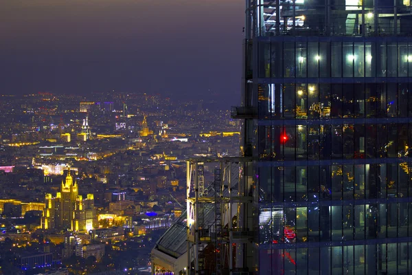 Vista de Moscou do telhado de um arranha-céu e edifícios — Fotografia de Stock