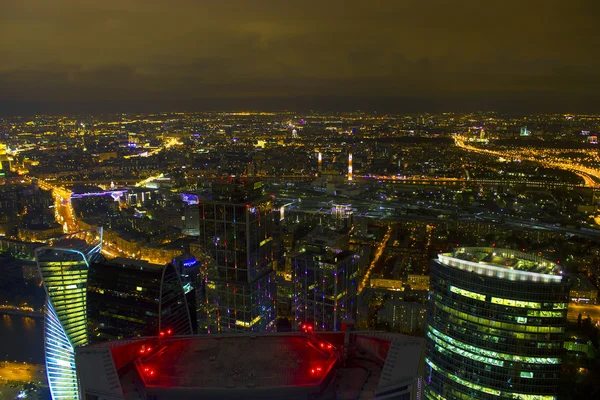 Uitzicht van Moskou vanaf het dak van een wolkenkrabber en gebouwen — Stockfoto