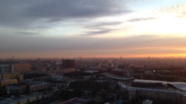 Moskova görünümünden bir gökdelen ve binaların çatısı
