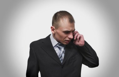 Adam cep telefonuyla konuşuyor.