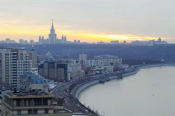 Міський пейзаж з висоти багатоповерхового будинку — стокове фото