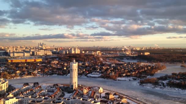 Uitzicht van Moskou vanaf het dak van een met meerdere artikelen bouwen — Stockvideo