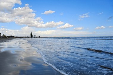 Larnaka iskele ve gökyüzü yansıması Akdeniz