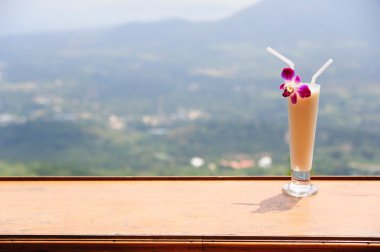 Koh Samui görünümü noktada orkide dekorasyonu ile Hindistan cevizi sütü sallamak