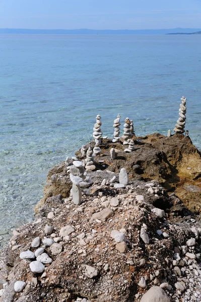 Stones pyramid from pebbles on Adriatic sea in Croatia — Stock Photo, Image