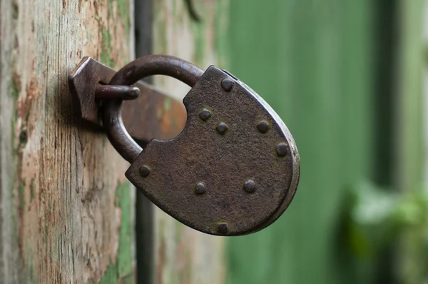 The close-up of an old hinged lock — Stock Photo, Image