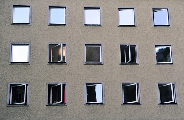 Par antal fönster ses på byggnadens framsida — Stockfoto