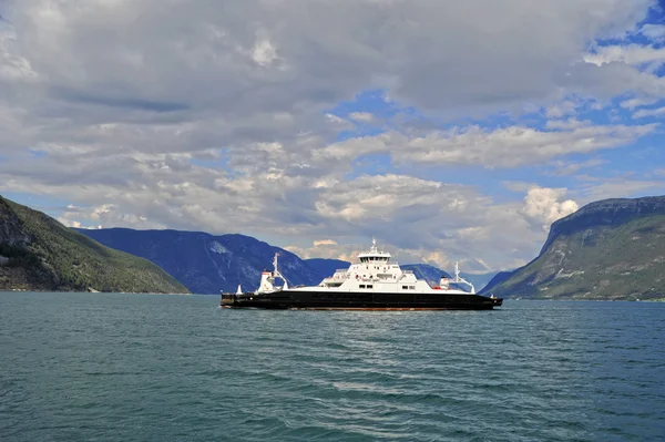 Feribot genelinde fiyort Norveç'te bir güneşli yaz gününde yelken görülür