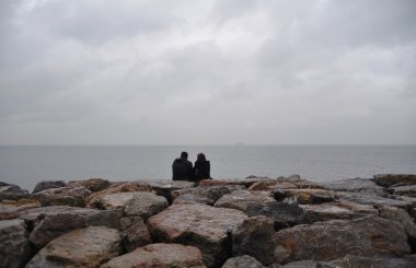 Genç çift buzlu Istanbul ve Marmara Denizi bak Kadıköy İlçesi'nde oturan