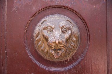 Eski bir kapı kolu başkanı aslan - stok görüntü şeklinde close-up