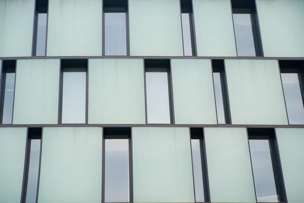 Windows - stok görüntü ile bina cephe yakın çekim — Stok fotoğraf
