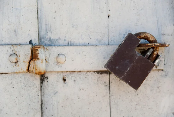 Old rusty lock on wooden door — Stock Photo, Image