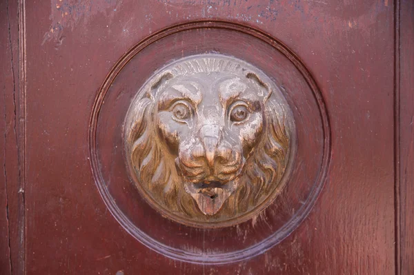 The close-up of an old door handle in a shape of lion head - Stock image — Stock Photo, Image