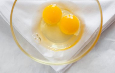 Kırık yumurta sarısı bir transperant cam kase