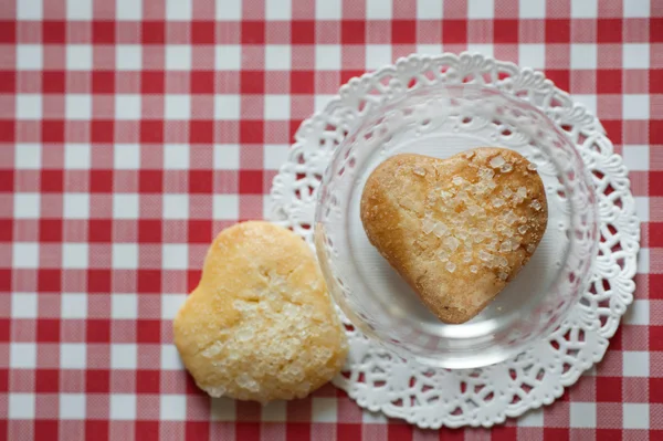 Biscoitos em forma de coração com sal em vidro — Fotografia de Stock