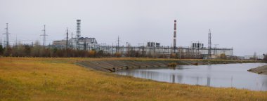 Chernobyl nükleer güç istasyonu gölet soğutma ile dördüncü reaktör panoramik manzaralı