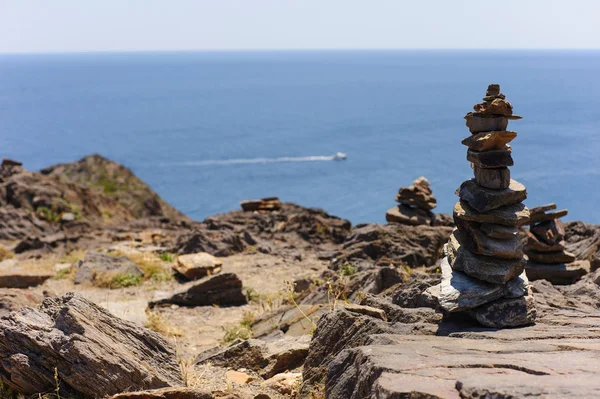 Stones pyramid on sand symbolizing zen — Stock Photo, Image