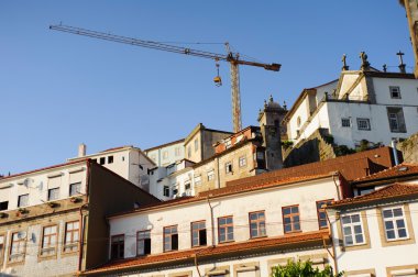 Eski konut ve yapı vinç