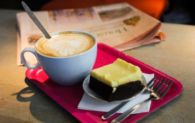 Kahve süt ve brownie kek ile