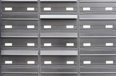 Posta kutuları üst üste boş etiketleri.